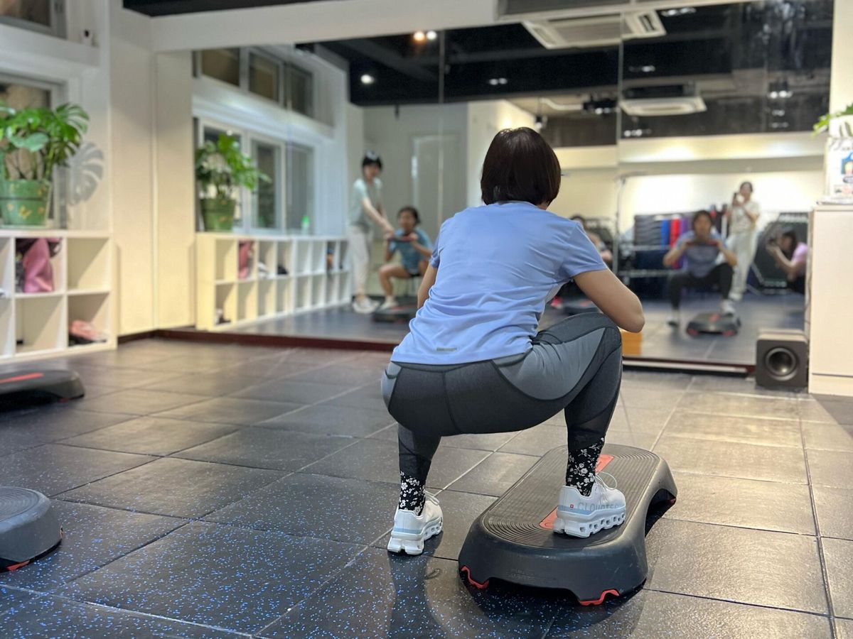 學員踩住階梯踏板一齊上堂