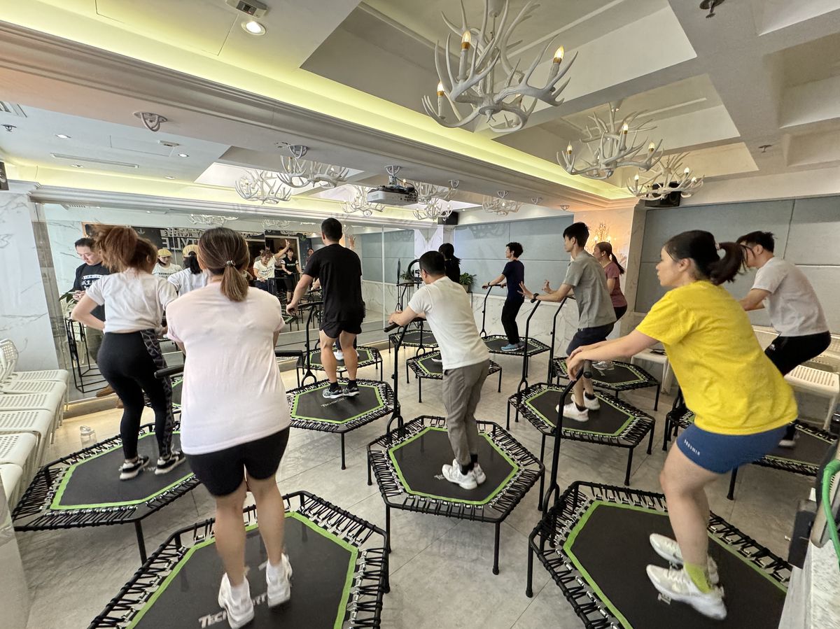 學員喺彈跳床上跟住教練做動作